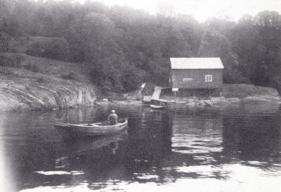 Første bilde av stedet hvor Sjøskolen ligger i dag. Vi ser lekterformann Otto Østby foran det lille skuret som tilhørte "Lægterkompaniet".