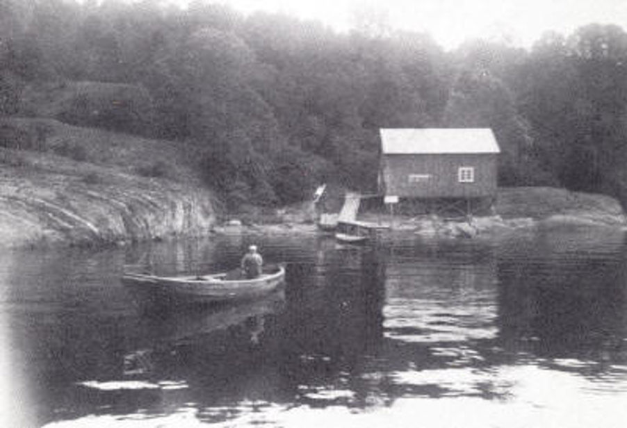 Første bilde av stedet hvor Sjøskolen ligger i dag. Vi ser lekterformann Otto Østby foran det lille skuret som tilhørte "Lægterkompaniet".