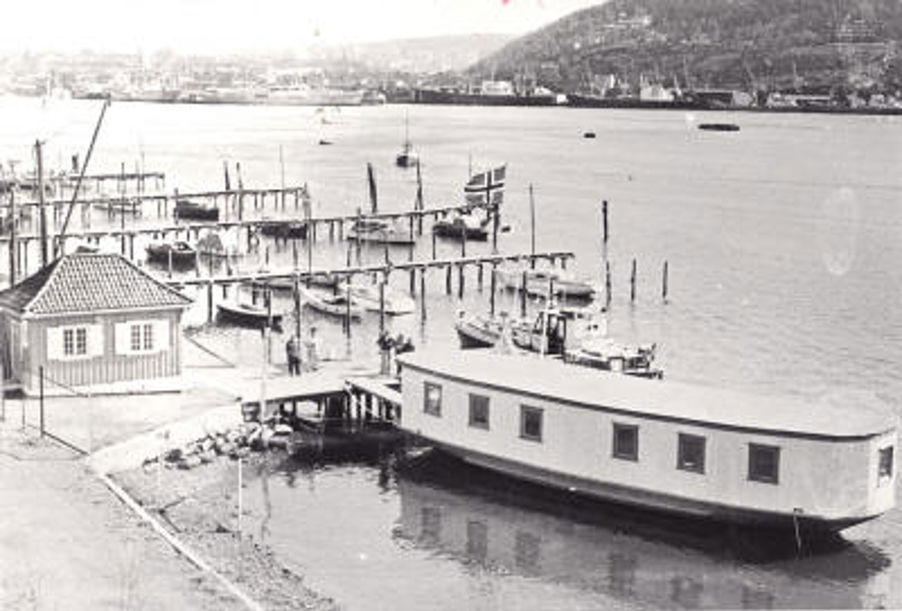 Her er et bilde av "Sjøbad V".