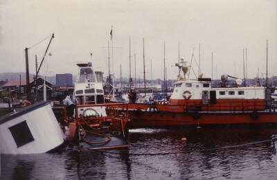 Skolens klasserom en vinterdag i 70 årene. Brannvesenet var gode hjelpere når klasserommet lå noen meter for dypt til ordinær undervisning.