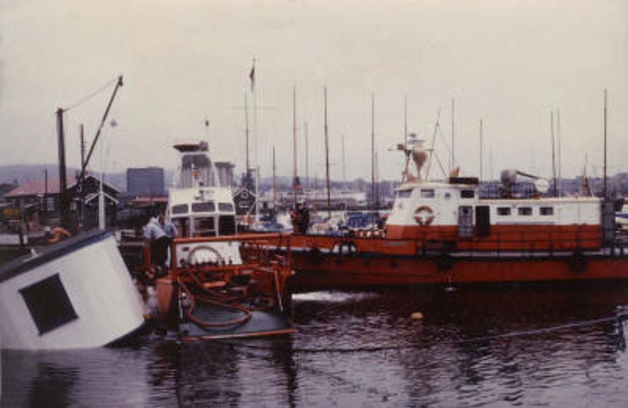 Skolens klasserom en vinterdag i 70 årene. Brannvesenet var gode hjelpere når klasserommet lå noen meter for dypt til ordinær undervisning.