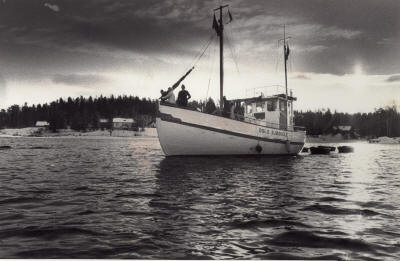 "Sjøvett" en vinterdag i begynnelsen av 80 årene. Her har båten fått et nytt og større styrehus som var bedre egnet for sjøvettundervisningen.