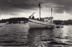 "Sjøvett" en vinterdag i begynnelsen av 80 årene. Her har båten fått et nytt og større styrehus som var bedre egnet for sjøvettundervisningen.
