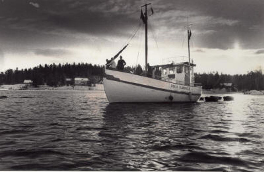 "Sjøvett" en vinterdag i begynnelsen av 80 årene. Her har båten fått et nytt og større styrehus som var bedre egnet for sjøvettundervisningen.