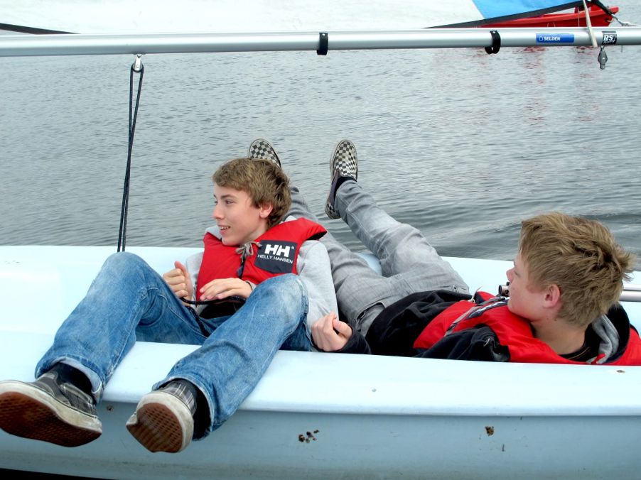 Gutter slapper av i seiljolle