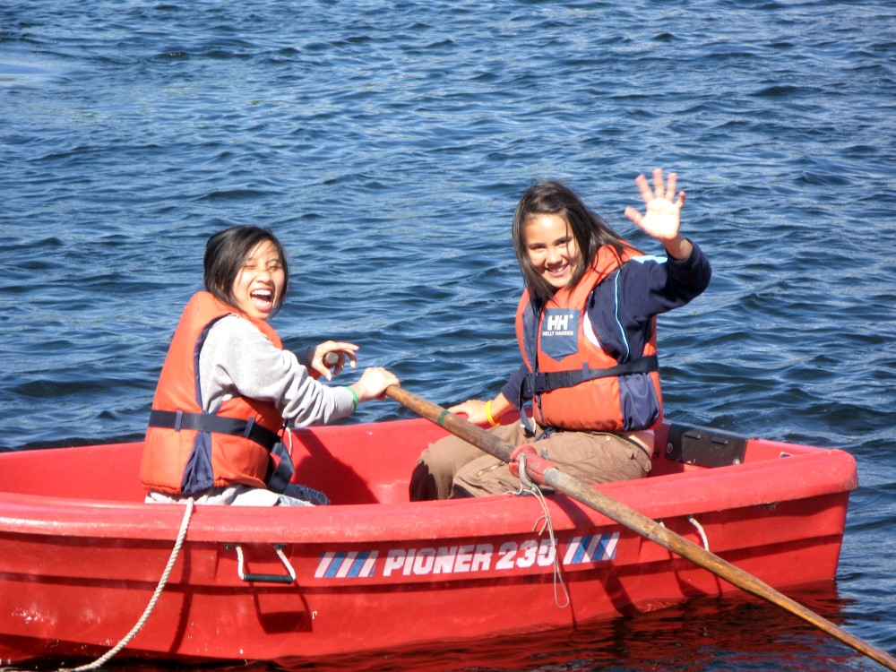 Førnøyde elever i robåt