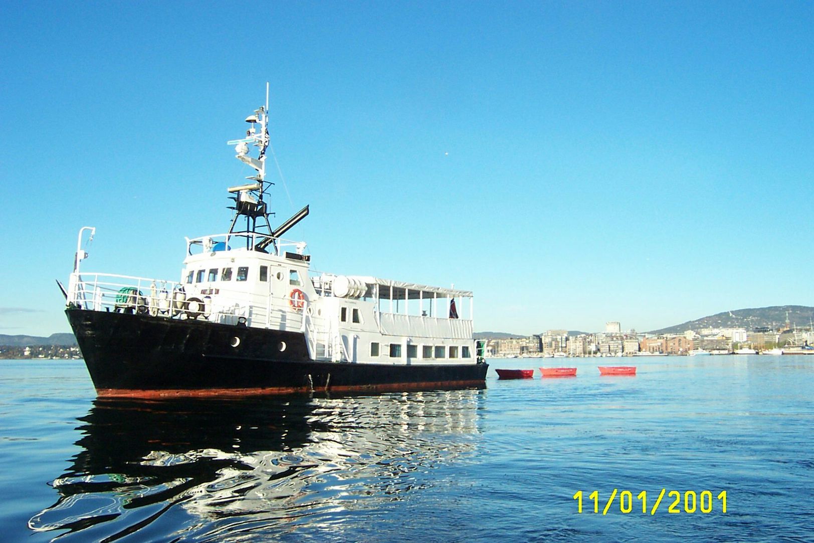 MS Folden med jollene på slep MS Folden med jollene på slep